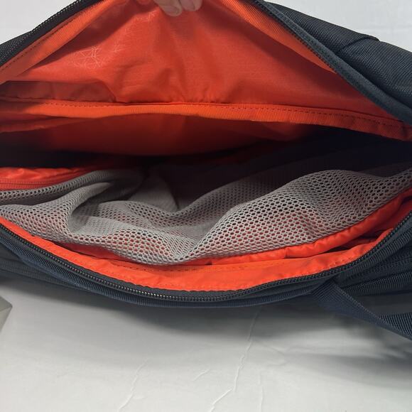 NWT THULE SUBTERRA NAVY BLUE BACKPACK 34L - Picture 8 of 11